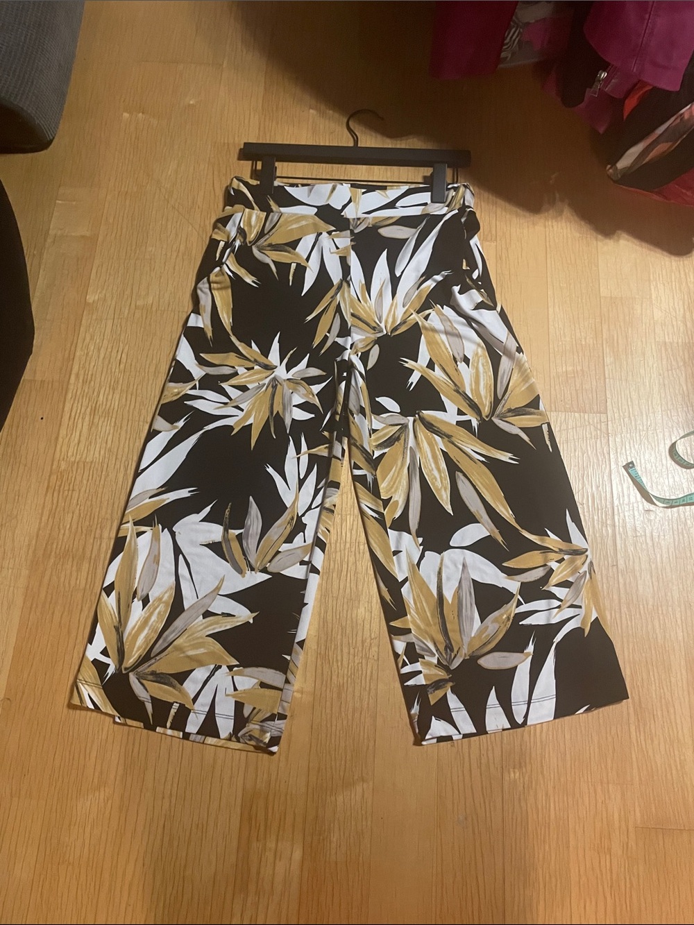 ☀️ SUMMER CLEARANCE 🛍️Frank Lyman Design  Pants with Tropical Print